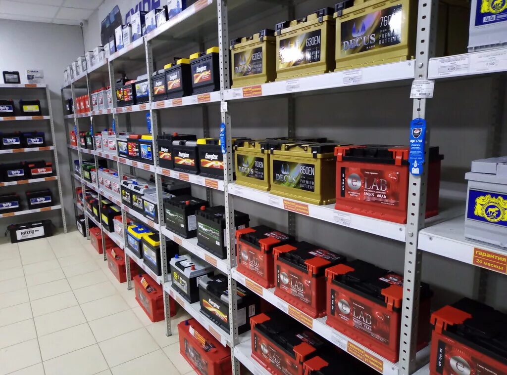 Battery shop. Магазин аккумуляторов. Магазин аккумуляторов для авто. Витрина для аккумуляторов. Аккумуляторы в ассортименте.