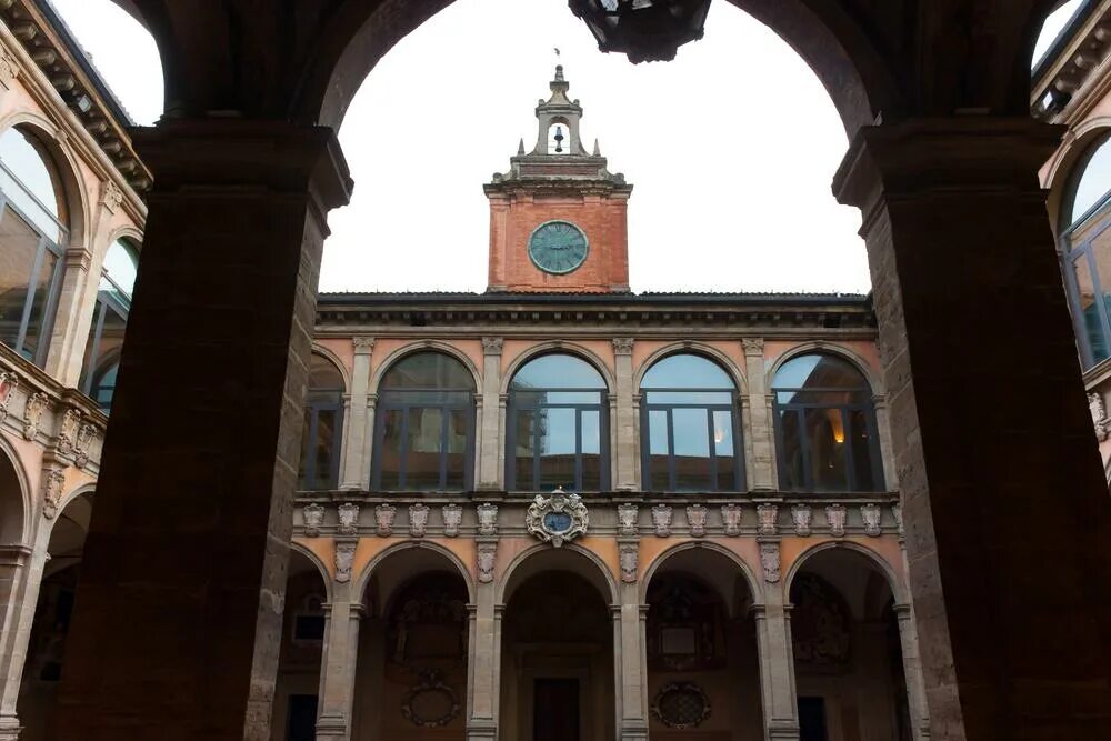 Самые первые университеты появились в. Болонский университет Италия 1088. Болонья дворец Архигимназии. Болонский университет Италия эпоха Возрождения. Болонский университет (Италия) викивей.