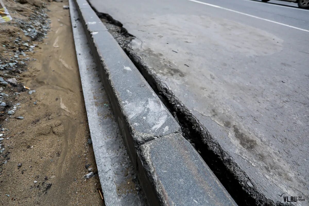 демонтаж дорожных бордюров. демонтаж бортового камня. бордюрыч. демонтаж бордюрного камня. демонтаж бортового камня.