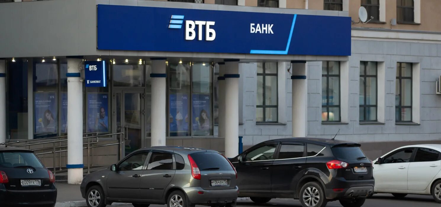 Втб получил. Банки РФ ВТБ. Банки ВТБ В Волхове. Автомобиль около банк ВТБ. Флаг ВТБ банка.