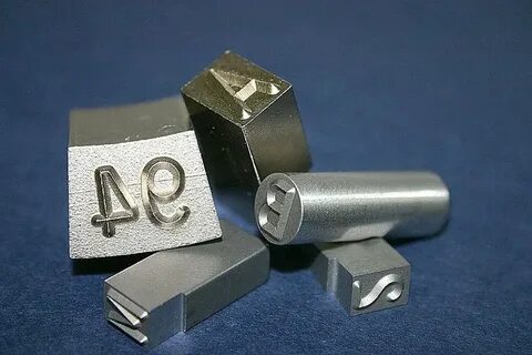 Лишний хвостик от литой литеры 5