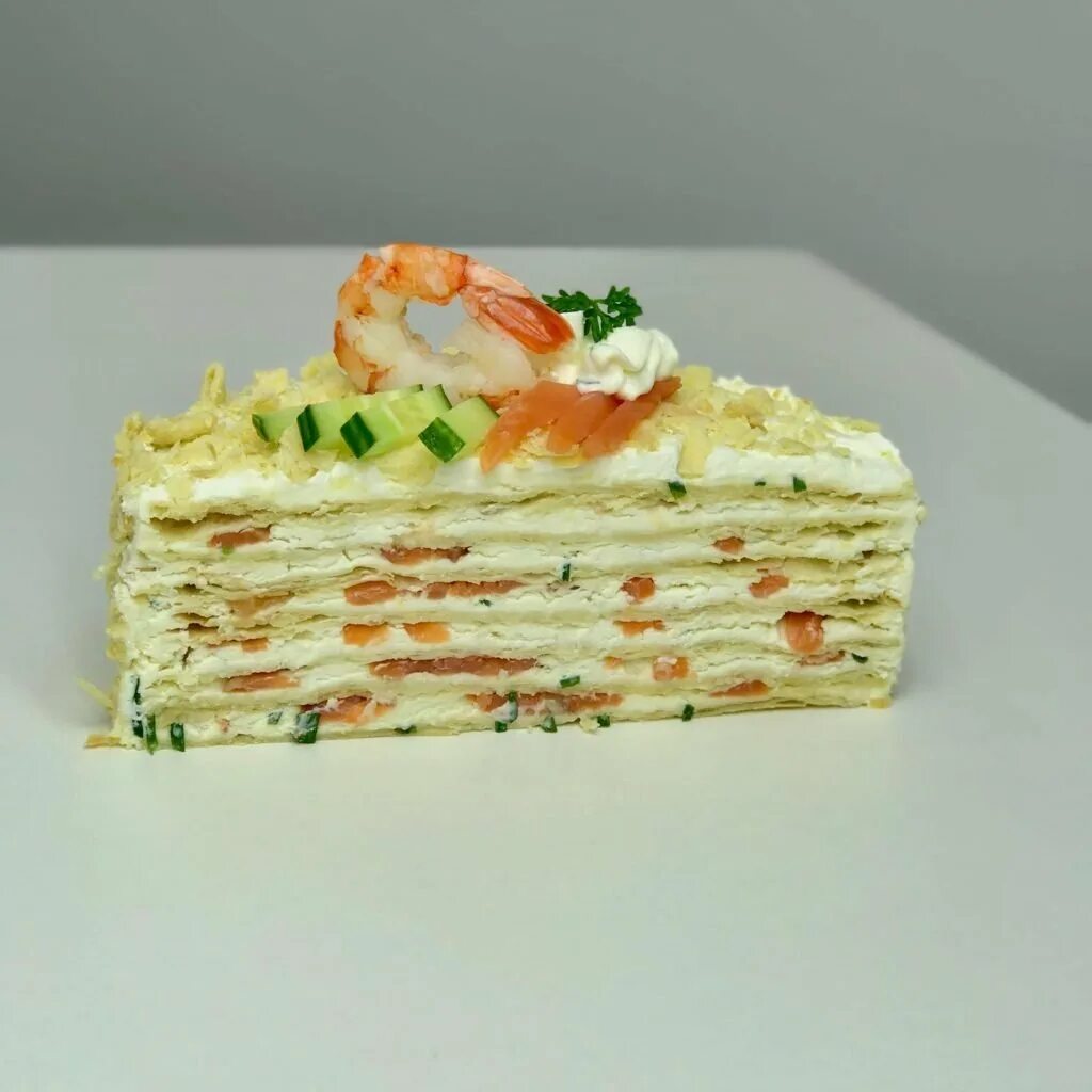 Коржи для пирога с рыбой. Закусочный торт наполеон с рыбной консервой. Закусочный торт наполеон с консервой. Закусочный торт наполеон мясной. Рыбный торт из слоеных коржей.
