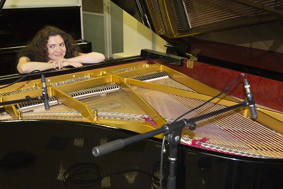 Микрофон для записи фортепиано. Фортепиано hergens. Запись фортепиано. Расстановка микрофонов при записи рояля. Рояль yamaha c7.