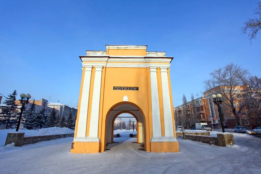 Тарские ворота Омской крепости. Тарские ворота архитектура Омск. Достопримечательности Омска Тарские ворота. Омск улица Тарская и ворота.