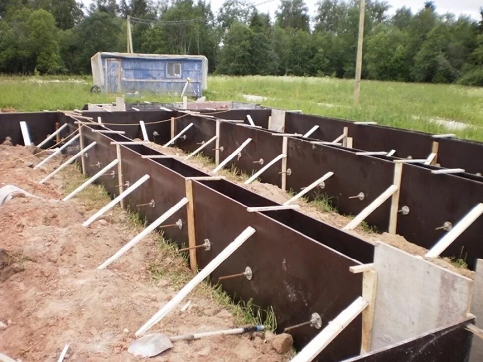 Инвентарная опалубка для фундамента. Опалубка из ламинированной фанеры. Опалубка из фанеры 10мм для фундамента. Щитовая опалубка из фанеры. Опалубка из фанеры для фундамента.