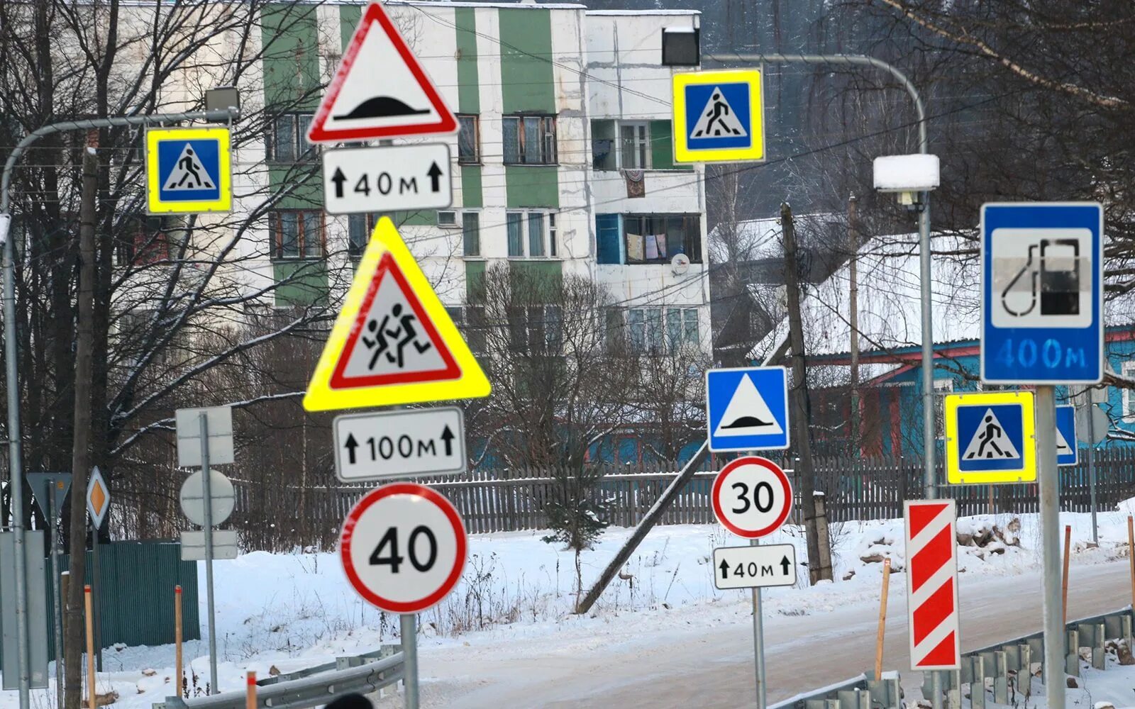 Знак на дорогах москве. Дорожные знаки России. Дорожные знаки на улицах города. Дорожный знак город. Много дорожных знаков.