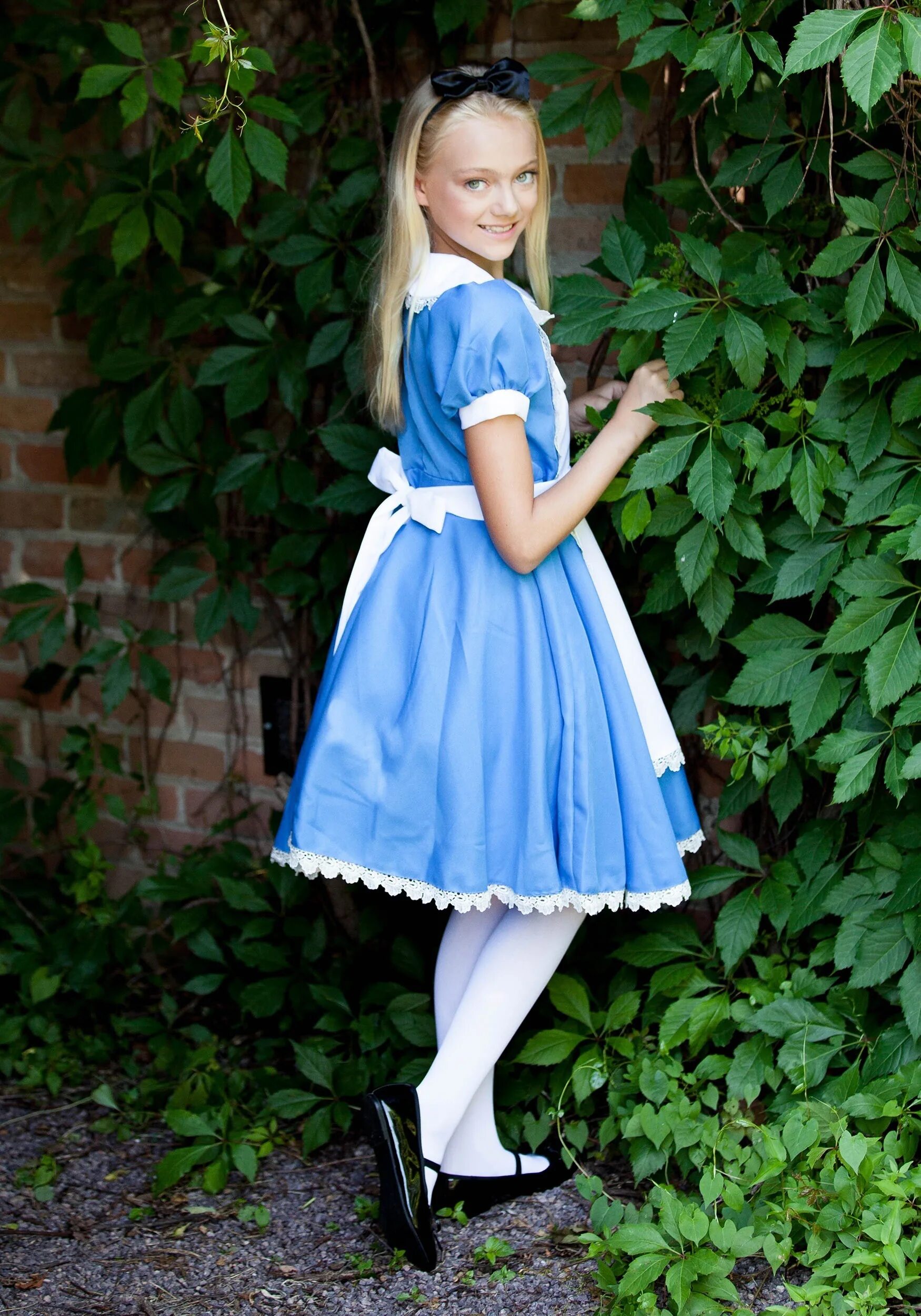 Алиса почем. Алиса в стране чудес Алиса. Платье Алисы. Платье Алисы в стране чудес. Костюм Алисы в стране чудес.