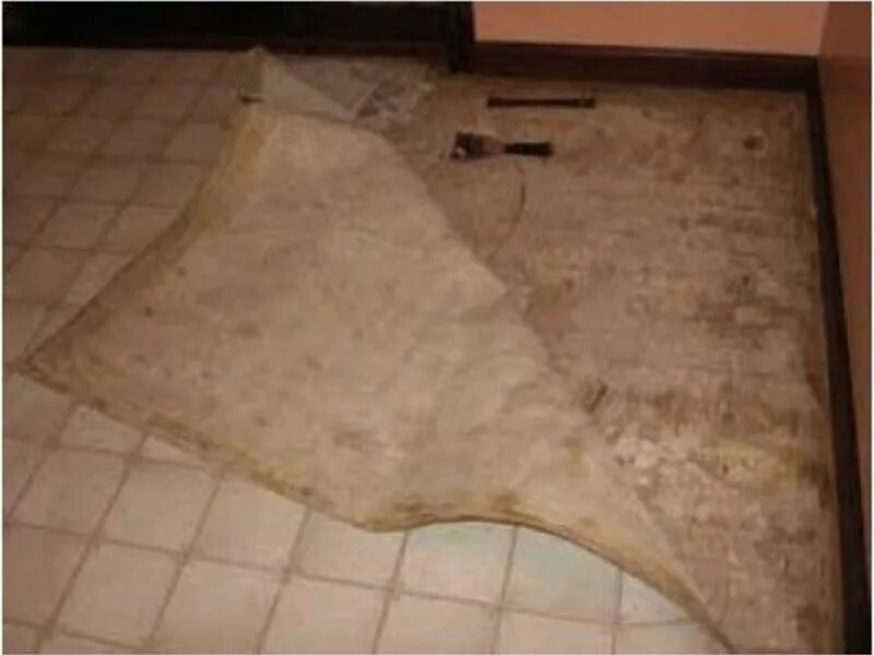 полу старый линолеум снимать. демонтаж старого линолеума. демонтаж приклеенного линолеума. снятие старого линолеума. старый линолеум.