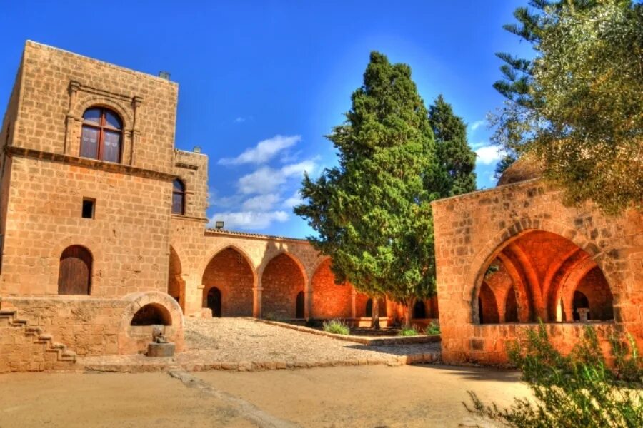 Айнапа кипр достопримечательности. Парк скульптур айанапа. Айя напа город достопримечательности. Айя-напа достопримечательности. Колосси кипр.