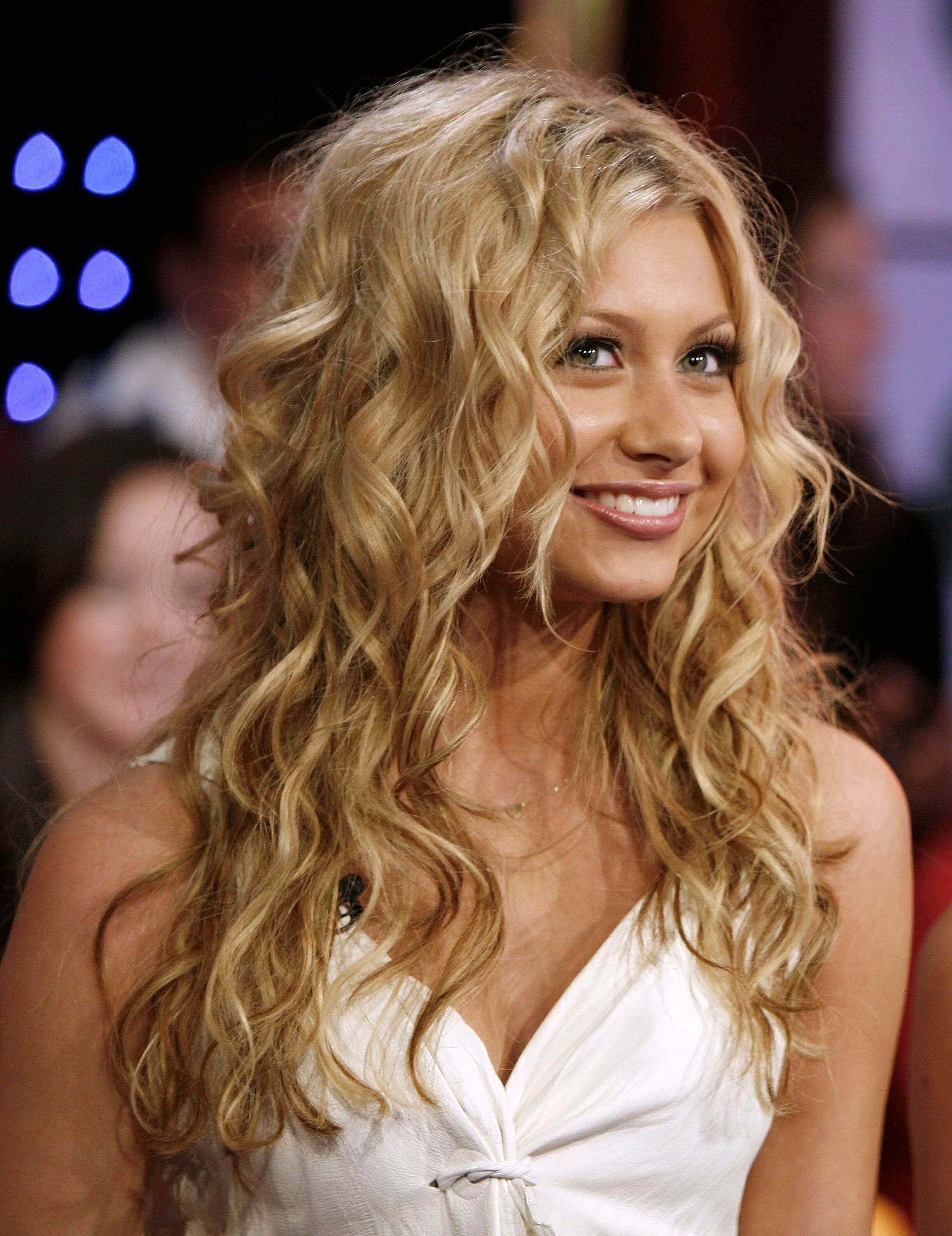 Aly Michalka curly hair. Кудри на Каскад. Стрижка на длинные волнистые волосы. Стрижка на длинные кудрявые волосы.