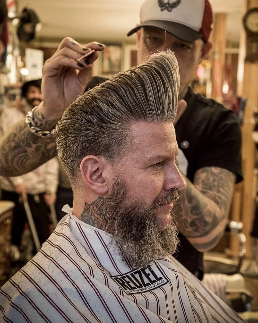 Флэт топ. Barber помпадур. стрижка флэттоп барбер. прическа площадка. стрижка платформа мужская.