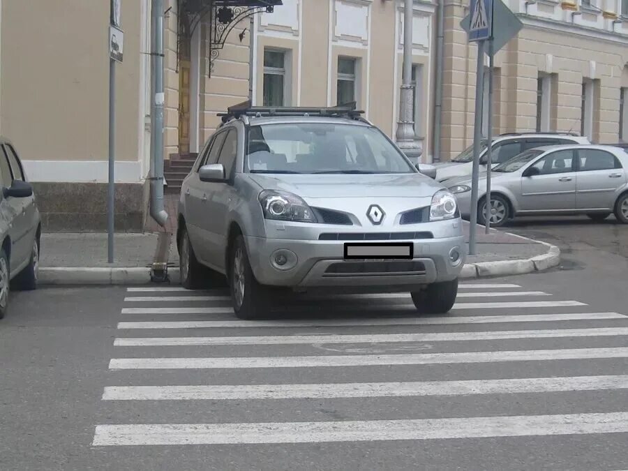 Машина на пешеходном переходе. Автомобиль на пешеходном тротуаре. Машина не пешеходном переходе. Машина перед пешеходным переходом.