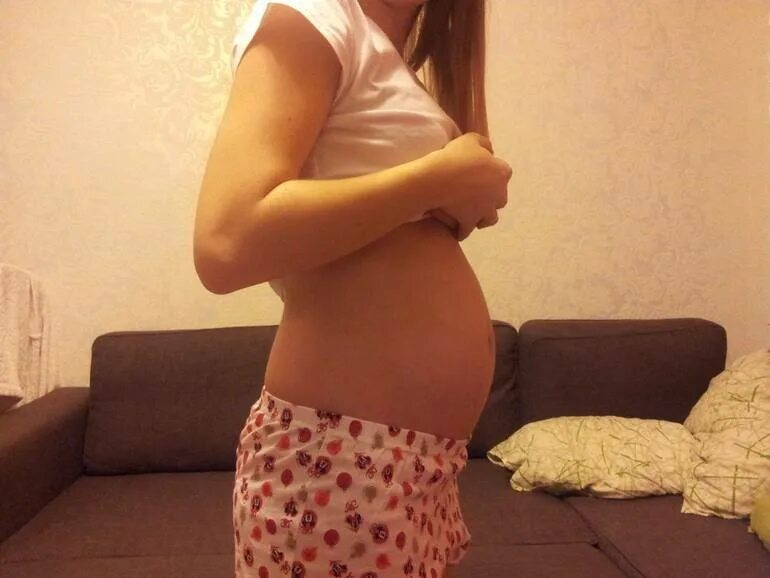 2 беременность шевеления. Беременные 16 недель. Живот на 16 акушерской неделе. Беременность шевеление.