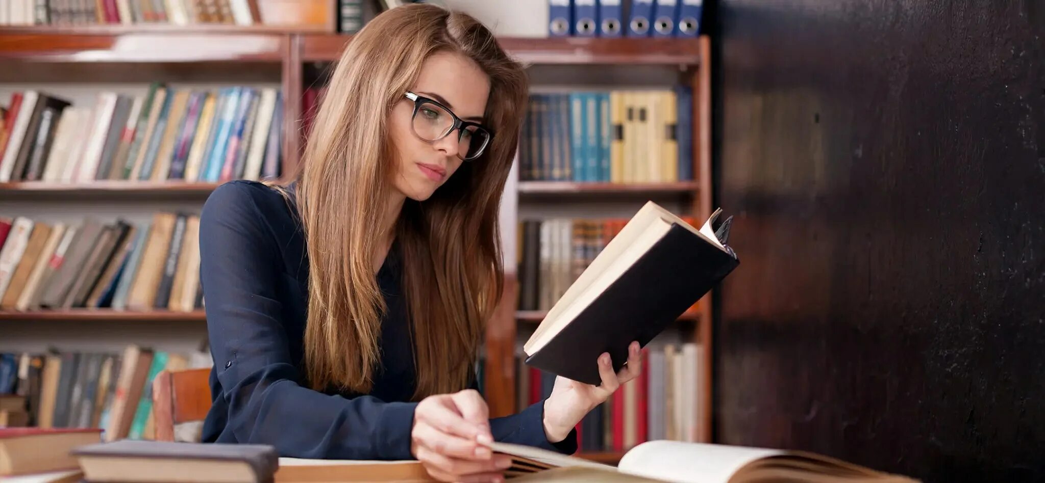 Его студентка читать. Скромная девушка студент. Девушка студентка в очках с учебниками. Подготовка к экзаменам в библиотеке. Подготовка к экзаменам Эстетика.