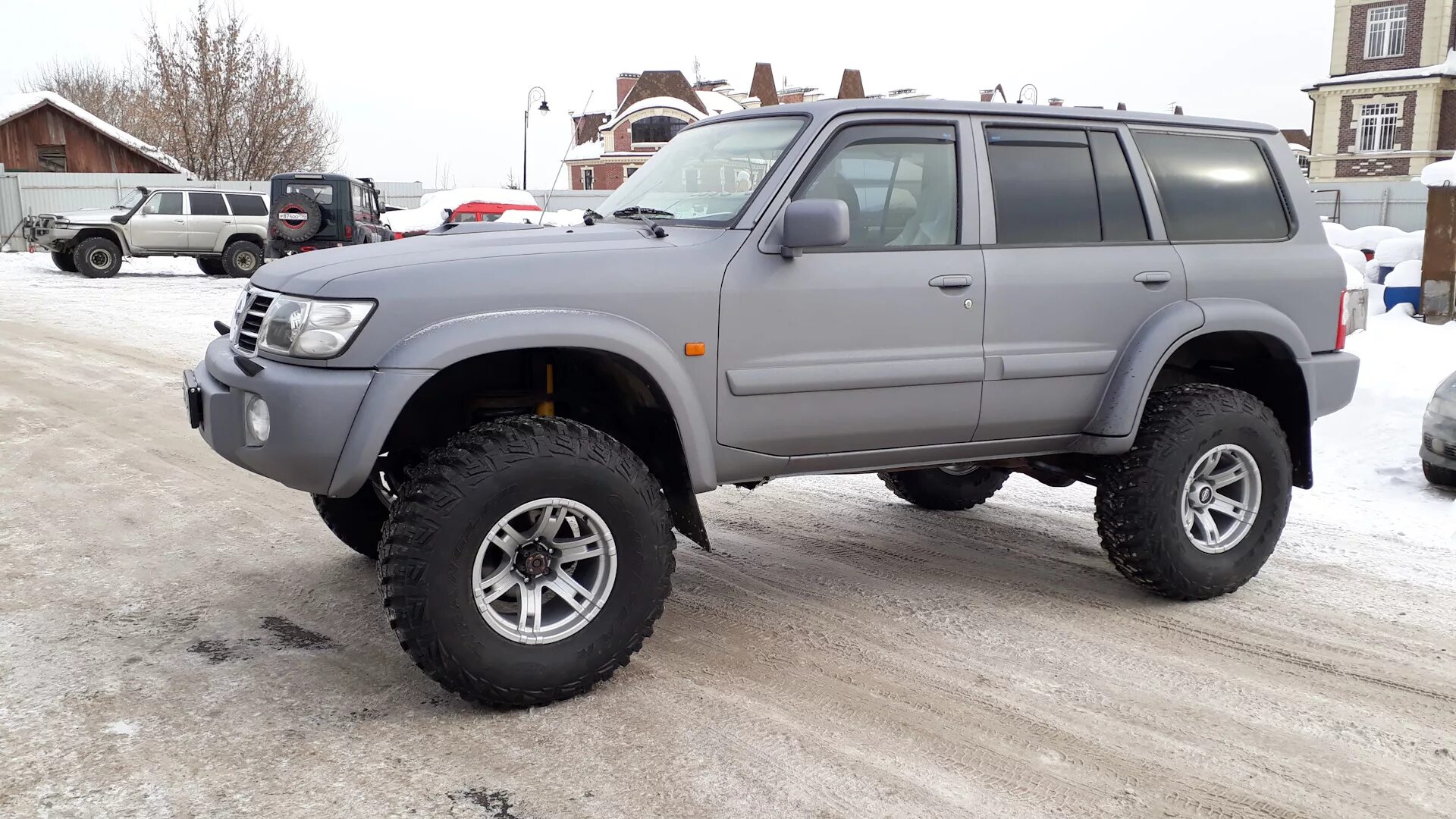 Патрол шины. Ниссан Патрол y61 на 37 колесах. Patrol y61 37 колеса. Nissan Patrol 37 колеса. Резина Nissan Patrol y61.