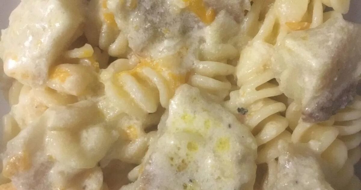 Как потушить филе минтая. Минтай, тушеный в сметанном соусе. Тушеная рыба минтай. Минтай тушеный в сметане. Минтай тушеный с морковью.