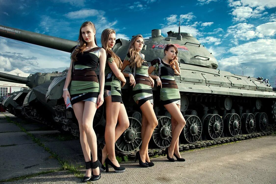 Бабах wot. World of Tanks т34 девушка. World of Tanks девушки танкистки. Девушка и танк. Девушки и Военная техника.