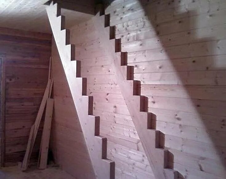 Второй этаж видео. Косоур из доски 200х50. Лестница на второй этаж из бруса 100х150. Самодельная лестница. Самодельная деревянная лестница.