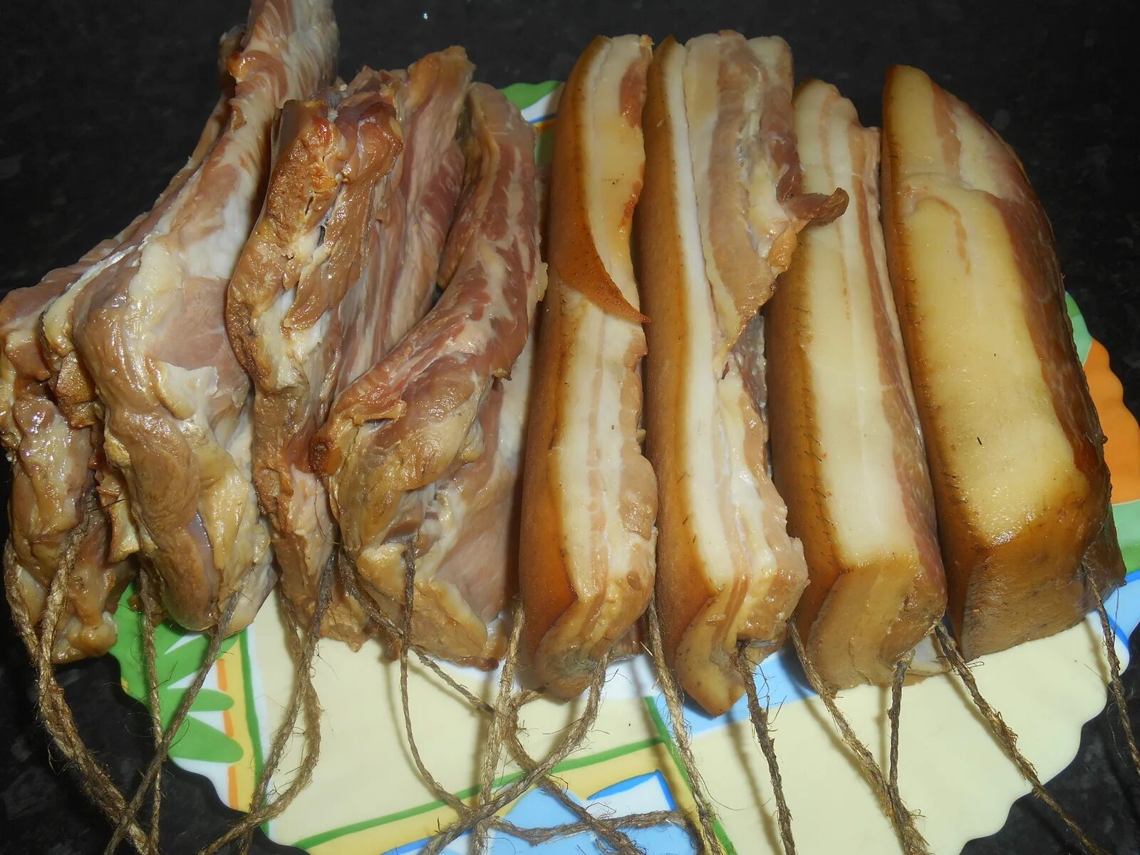 Сало горячего копчения. Копчение сала в коптильне холодного копчения с дымогенератором. Полугорячее копчение грудинки. Холодное копчение сала дымогенератором. Коптильня холодного копчения из насоса для аквариума.