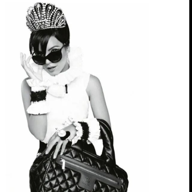 Девушки chanel. Солнцезащитные очки chanel lagerfeld. Очки chanel. Chanel одежда женская образы. Девушки chanel.