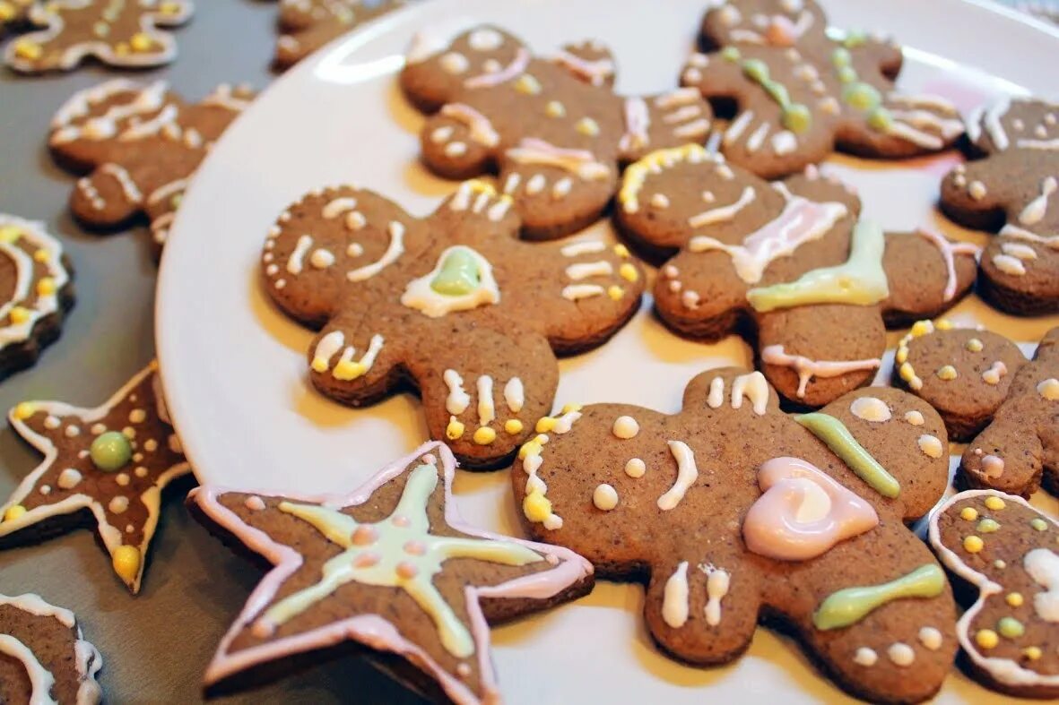 Рождественское печенье с глазурью. Имбирные пряники к святому николаю. Украшение имбирных пряников глазурью. Пряники своими руками рецепты с фото. Рождественское имбирное печенье.