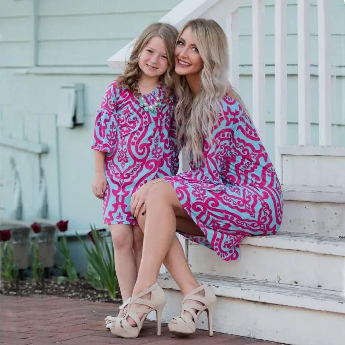 платье мама и дочка одинаковые. летние платья мама и дочь. дочки одинаковые. парные платья для мамы и дочки. мама и дочка с платьем.