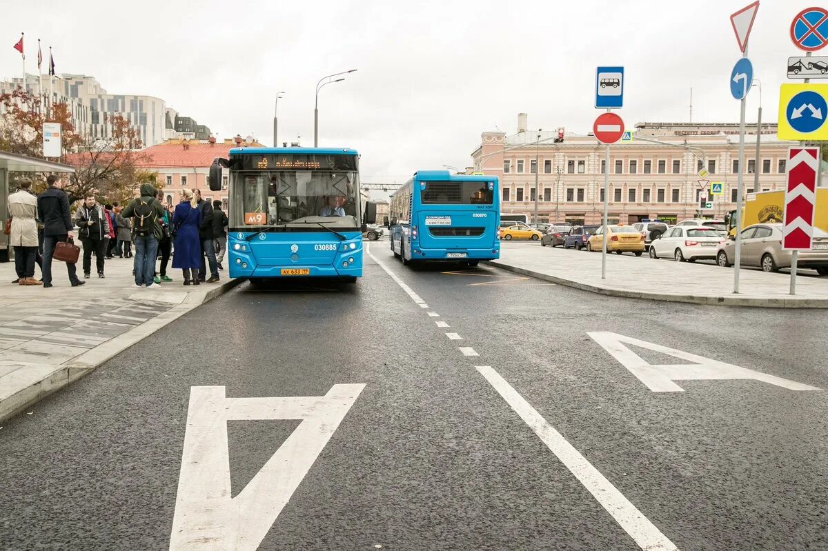 Выделенная автобусная полоса. Выделенная полоса. Выделенная полоса для общественного. Полоса для автобусов.