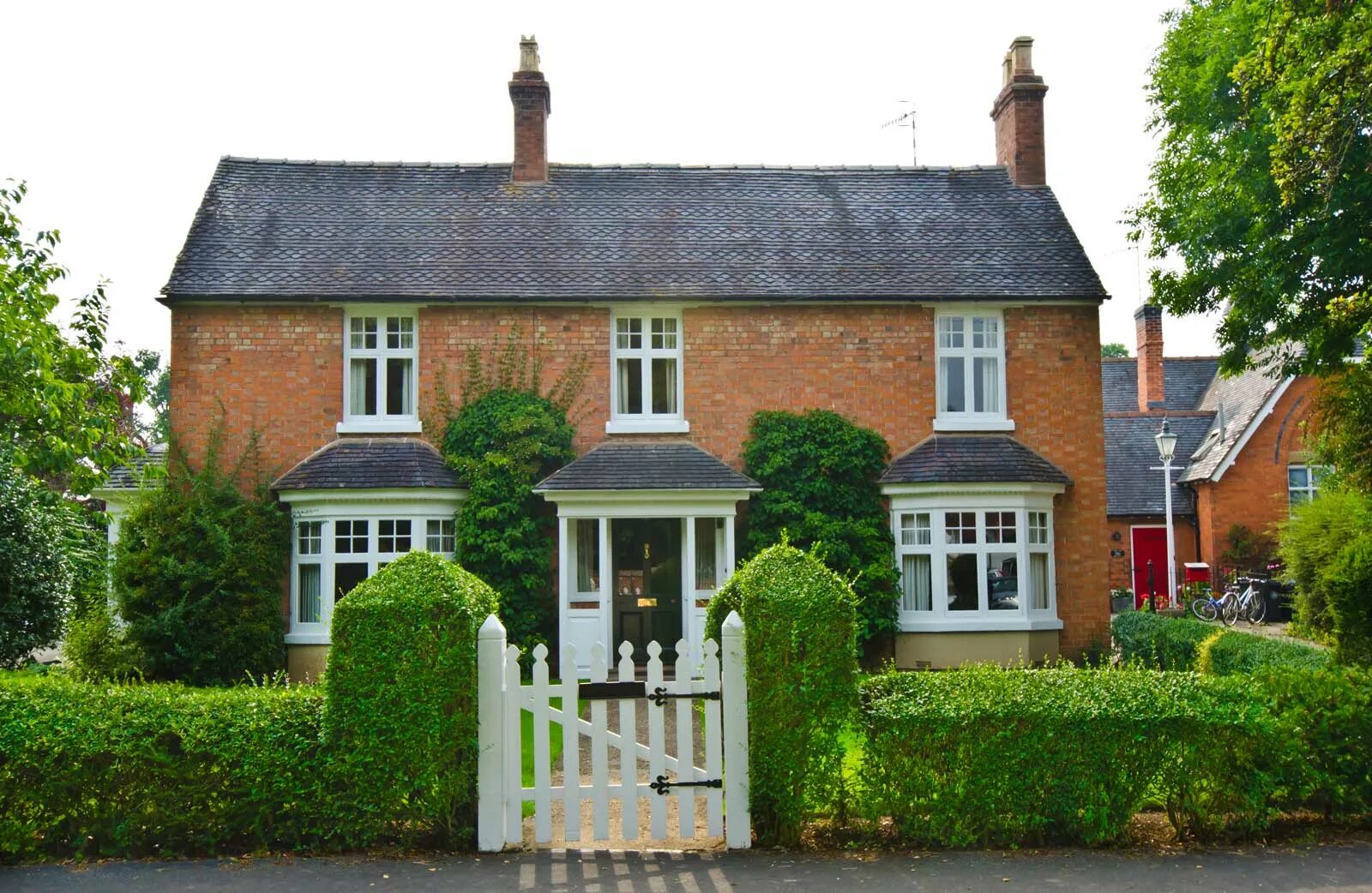 Housing in uk. Detached House в Англии. Старинная английская деревня Тюдор. Бадингем Англия домики,. Типичный английский дом.