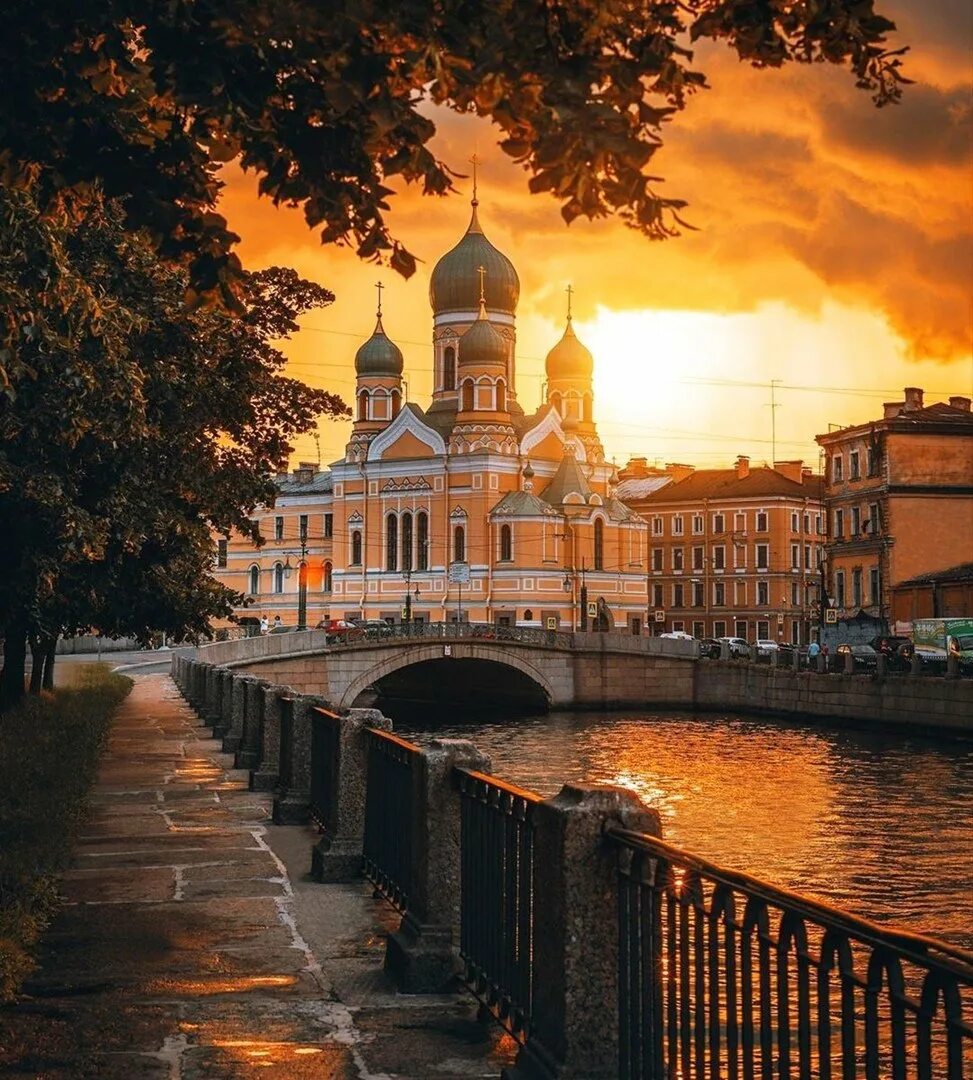 Петербург город писателей. Свято-Исидоровская Церковь. Санкт-Петербург. Свято-Исидоровская Церковь на канале Грибоедова.. Исидоровская Церковь в Санкт-Петербурге вечером.