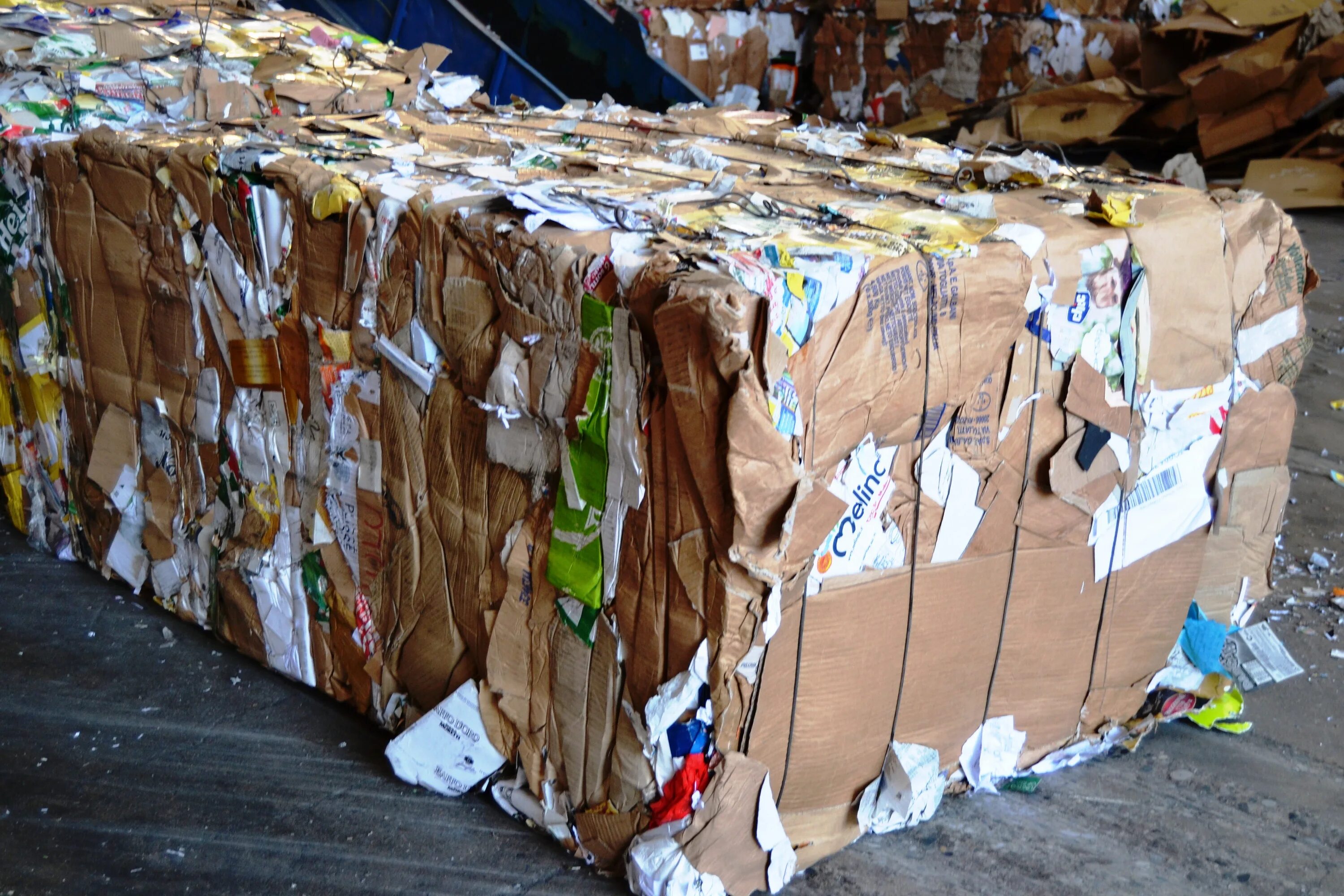 Кипованная макулатура. Макулатура псков. Доброе дело щелково. 100 кг макулатуры. Обрезь оконного профиля пвх.