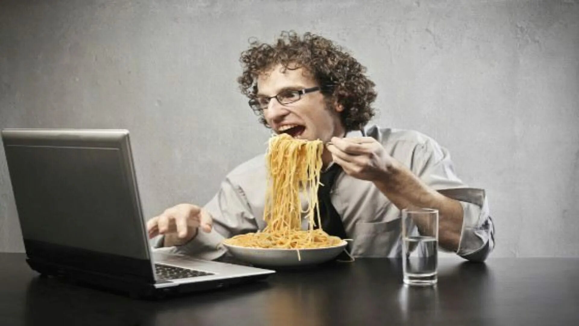 Девушка перекус. Ем за рабочим столом фото. Eating my computer. Диета для сидячего образа жизни. Сидячий образ жизни.