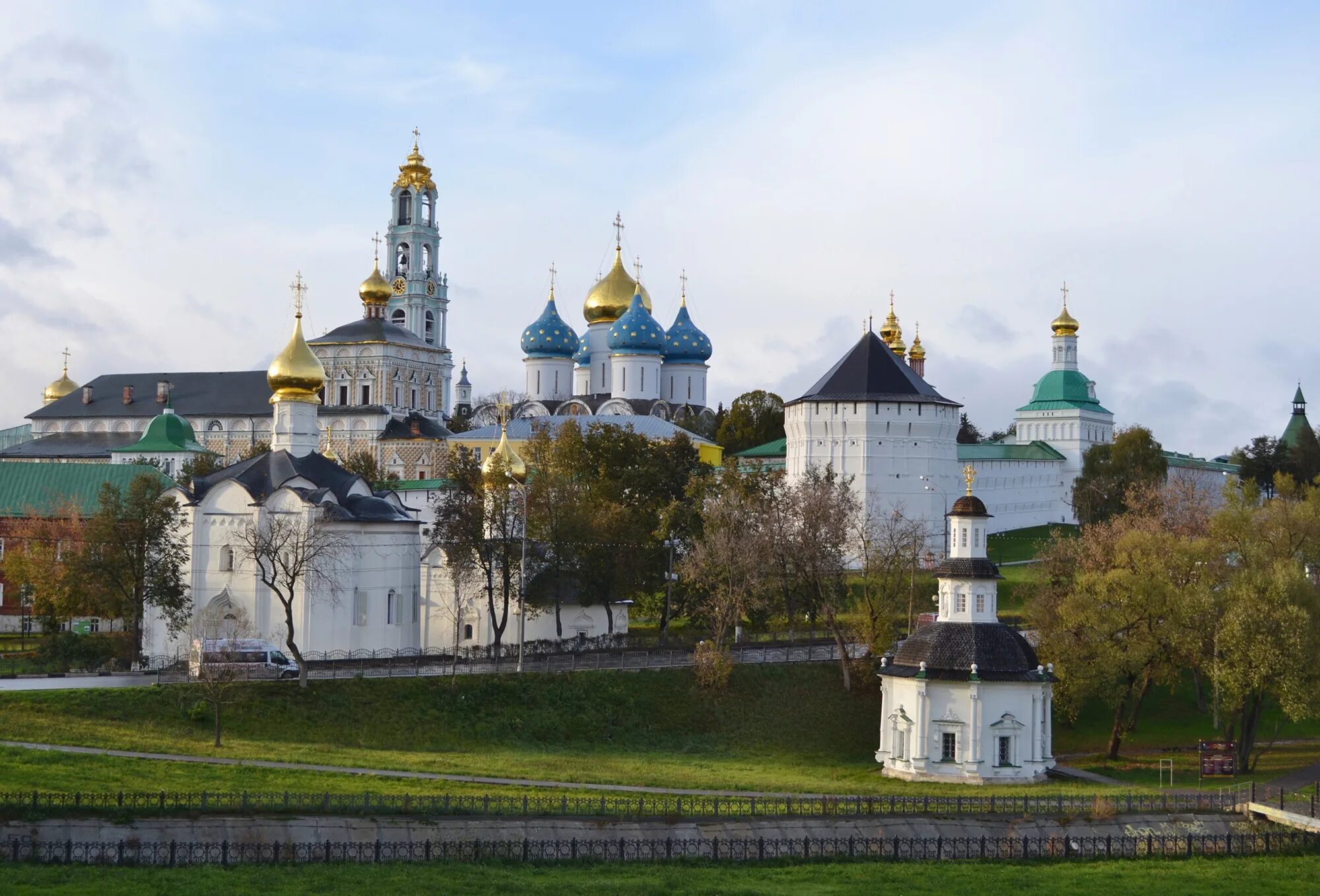 Самый главный монастырь. Монастырь Троице-Сергиева Лавра. Троицкий (Троице-Сергиев) монастырь. Свято Троицкая Лавра Сергия Радонежского. Троице-Сергиев монастырь 1337.