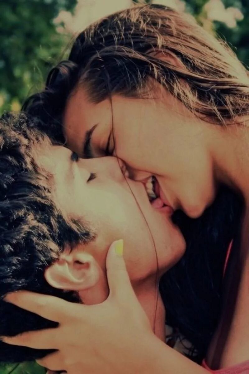 Романтик поцелуй. Эйдан Галлахер и его девушка целуются в губы. Нежный поцелуй. Романтический поцелуй. Романтичный поцелуй.