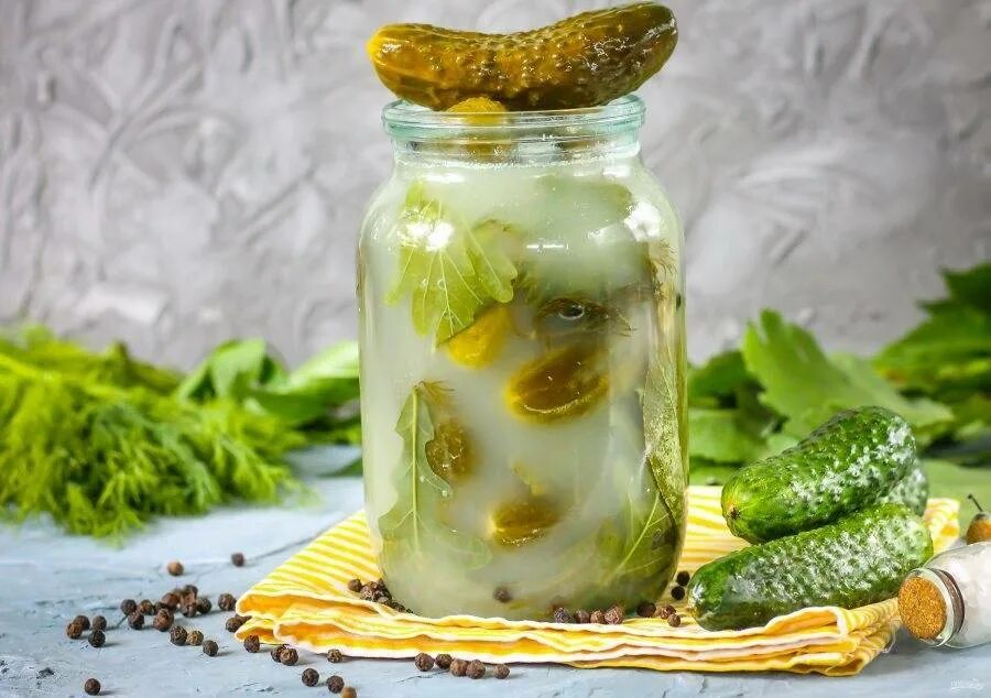 Квашеные огурцы в банках на зиму. Рецепты огурцов на зиму квашеные. Сладкие маринованные огурчики. Огурцы квашенные в банках. Малосольные огурцы на зиму.