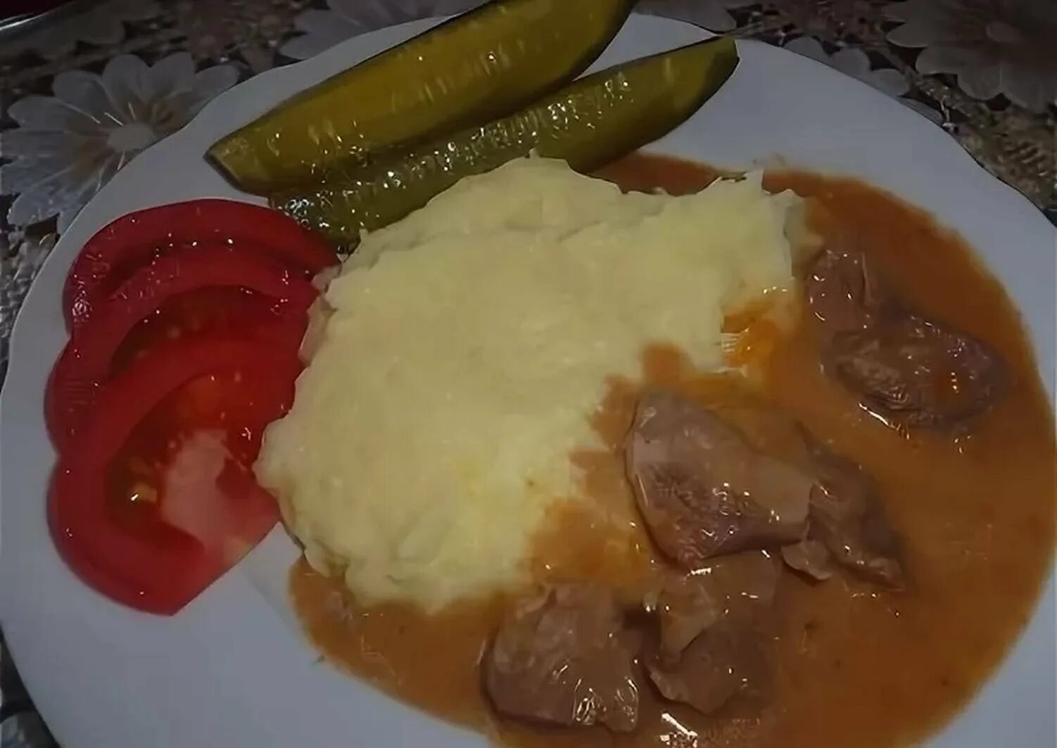 Картошка с мясом как в садике. Толченка с гуляшом. гуляш с подливой и картофельным пюре. картошка пюре с гуляшом. гуляш с пюре с подливкой.