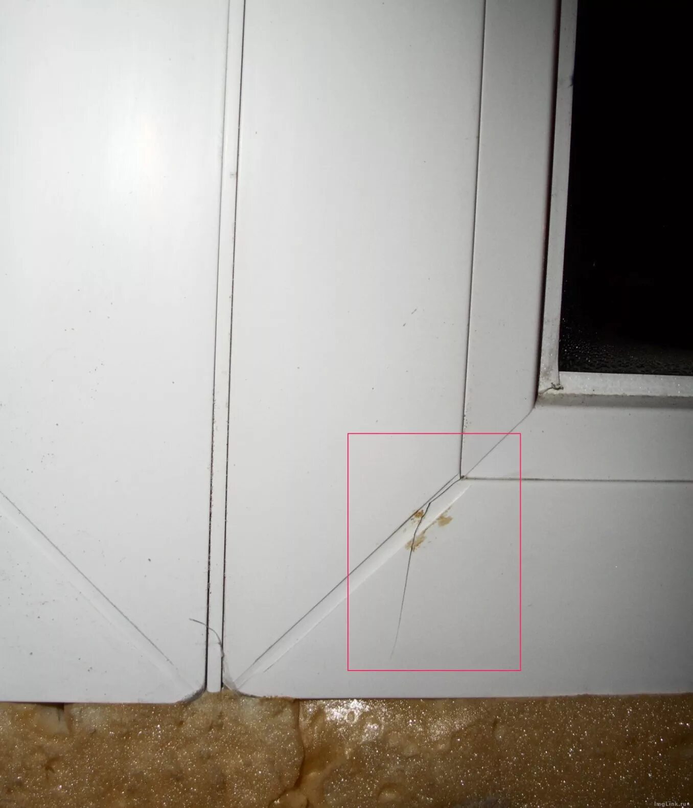 щели в пластиковых окнах. бракованные пластиковые окна. герметик для откосов пластиковых окон. швы на окнах пвх. швы на окнах пвх.