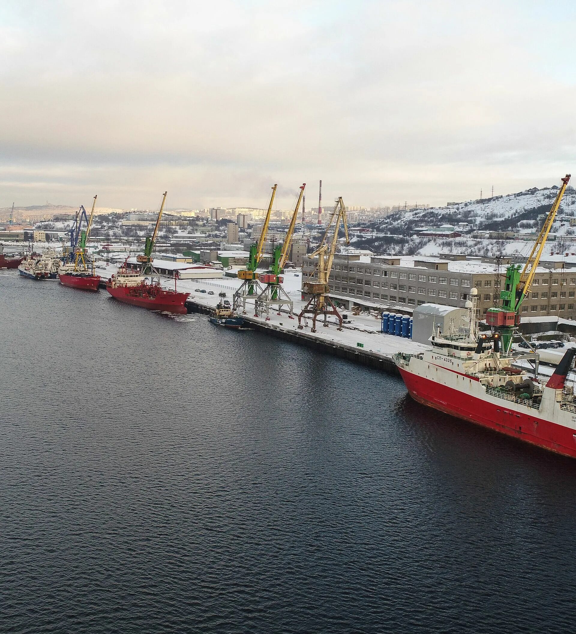 Мурманский терминал. Торговый порт Лавна Мурманск. Морской порт Лавна Мурманск. Нефтяной терминал Лавна Мурманск. Нефтеналивной терминал Мурманский морской торговый порт.