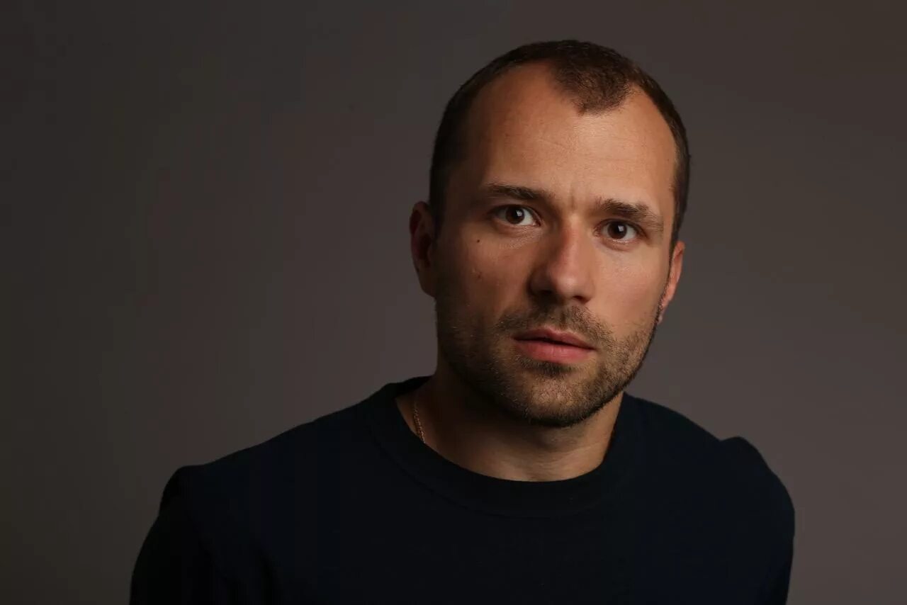 Как сейчас выглядит ваня. Александр якин 2025. александр якин сейчас 2025. александр якин физрук. александр якин 2025.