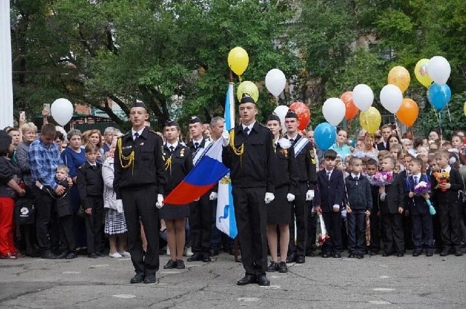 Общеобразовательные учреждения хабаровска. Школа 34 Хабаровск. Школа 12 Хабаровск. Школа 14 Хабаровск. Знаменная группа в школе.