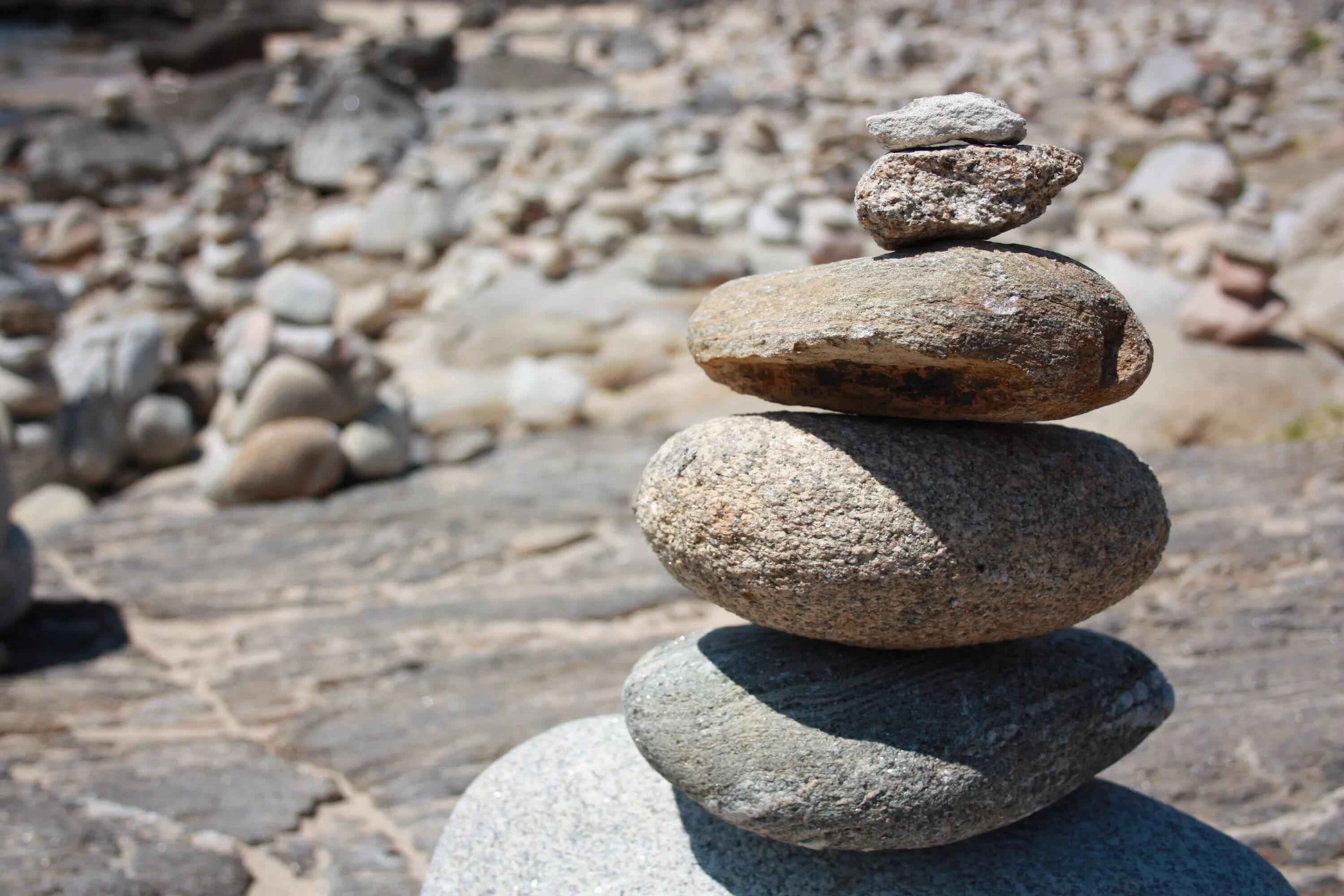 Granit stones. Камень валун. Пирамидка из камней. Гранитный камень в природе. Маленький камень.