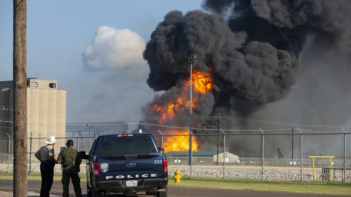 Подрыв нефтепровода. Пожар в Техасе. Пожары на заводах СПГ В США.