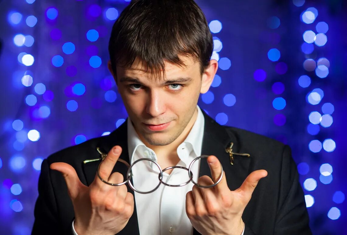 Фокусники magic five. Фокусники magic five. Фокусники magic five. Мэджик файв вся команда. Фокусник иллюзионист.