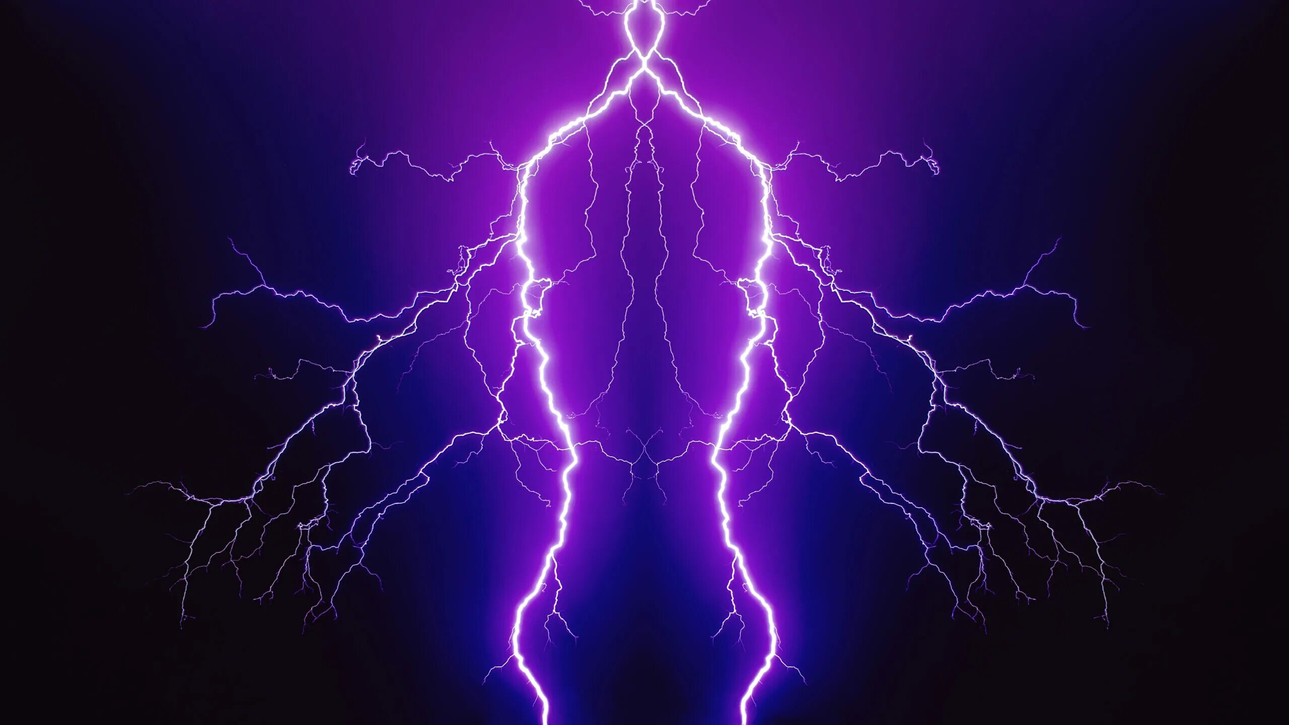 Живые обои молния. Синее электричество. Фиолетовая молния. Молния фиолетово синяя. Электрический разряд.