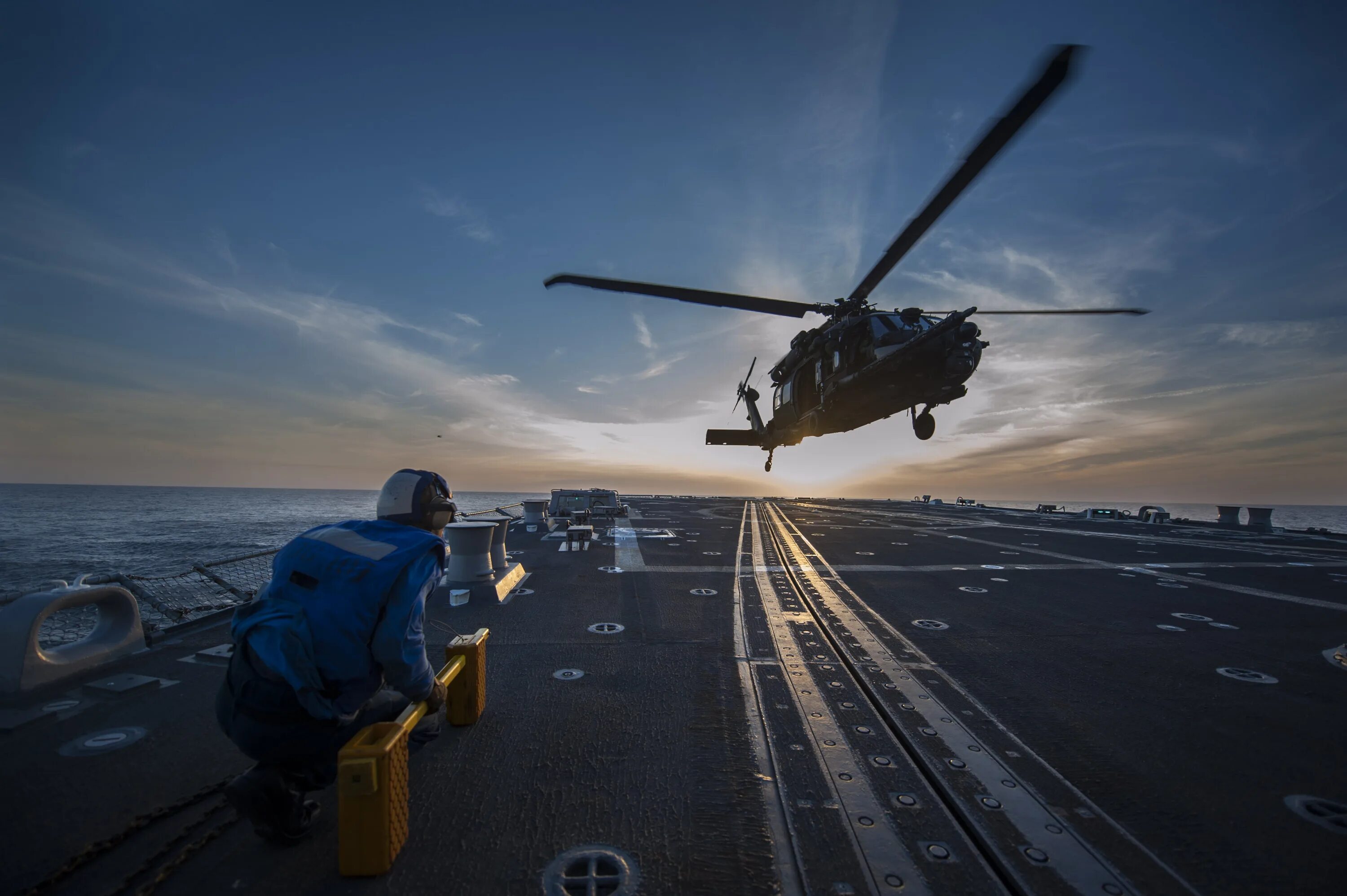 Вертолет потерпел. Black Hawk вертолет на палубе. Боевой вертолет на рассвете. Вертолет MH 53 дозаправка. Американский вертолёт многоцелевой.