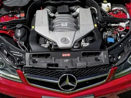 Двигатель автомобиля под капотом
