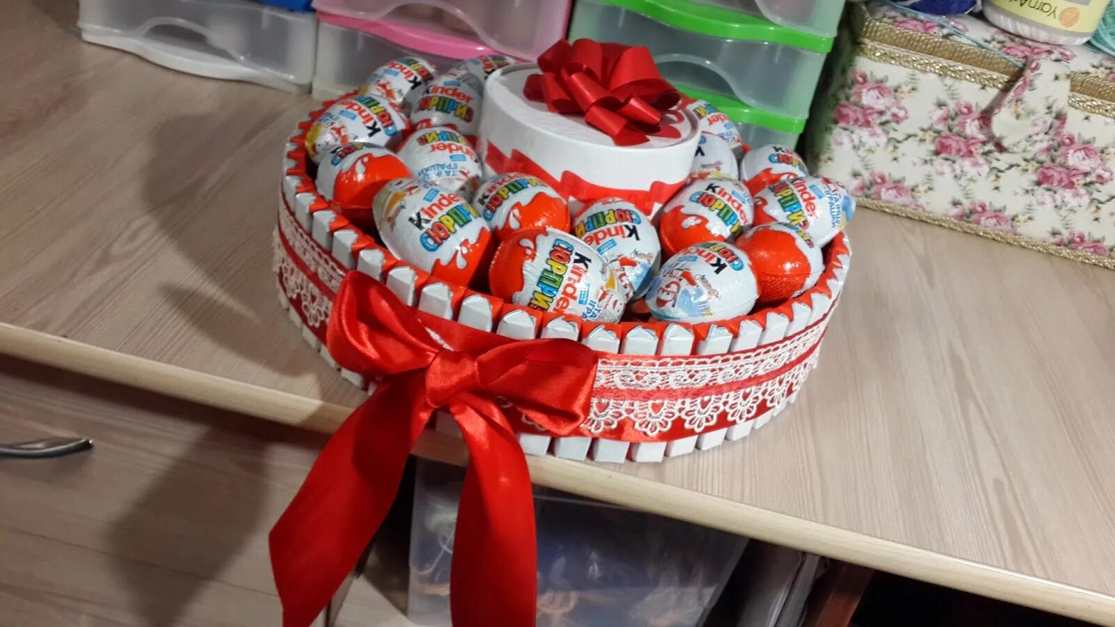 оригинальный сладкий подарок. торт с киндер шоколадом. необычный подарок ребенку на день рождения. сладкий подарок на день рождения своими руками. сладкие подарки для детей.