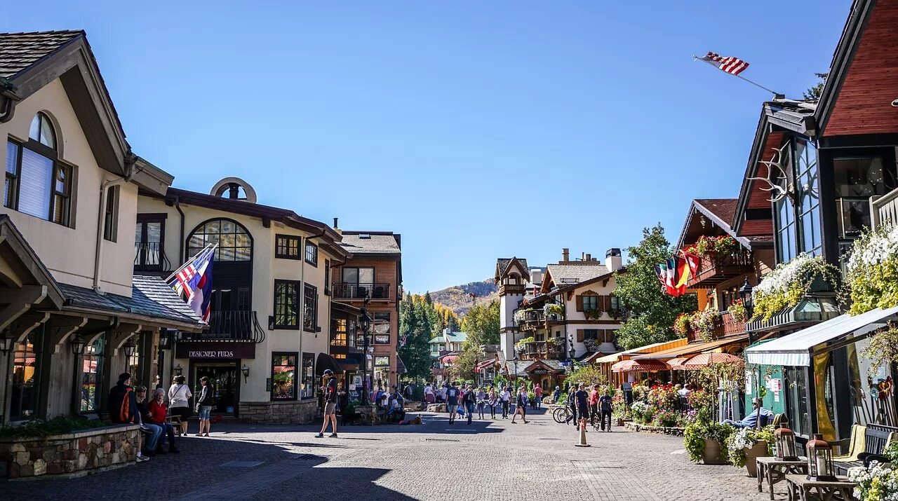 Vail. Город Вейл Колорадо. Город Вейл США штат Колорадо. Vail Colorado летом. Город Vail в США.