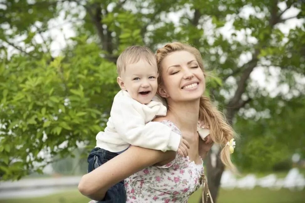 Mama. Счастливая женщина с детьми. Молодые мамы. Девушка радостная с детьми. Женщина с 2 детьми.