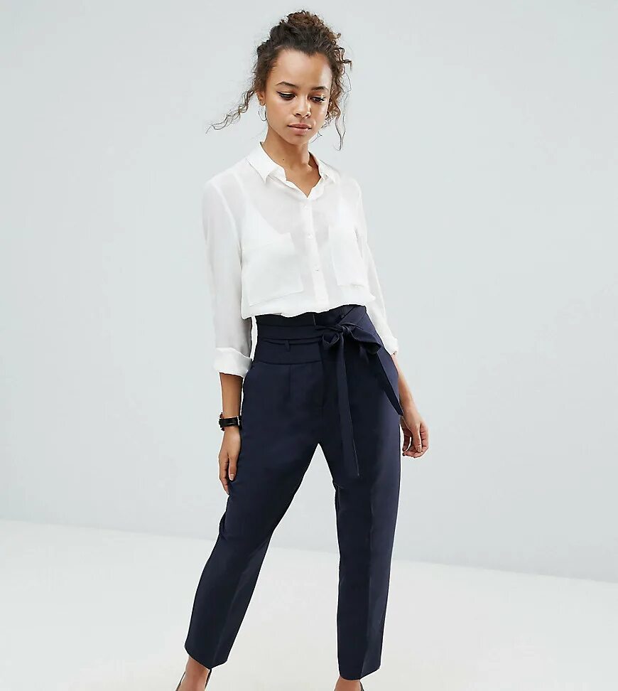 образ с синим жакетом. эгль алые паруса. брюки голубого цвета. седые кудри серая блуза синие брюки высокие сапоги кто это. блузка к красным брюкам.