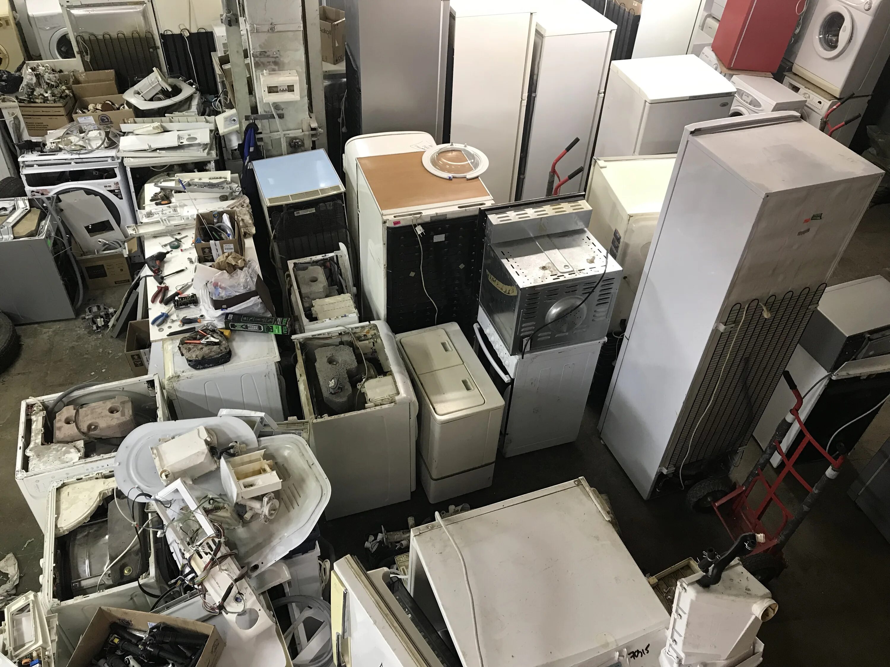 утилизация списанного имущества. переработка бумаги в офисе. свалка оргтехники. деньги за вторсырье. утилизация имущества.